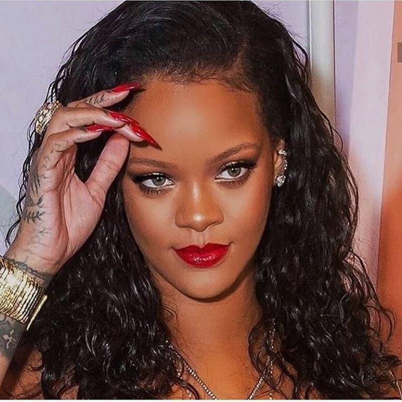 Rihanna để móng tay cực dài và phủ một lớp son đỏ trông cực kì quyến rũ và nóng bỏng.
