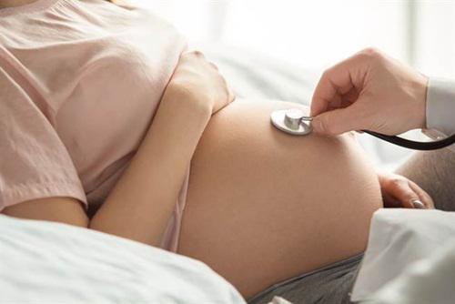 Không quên được tình cũ, chồng đã làm một việc khiến vợ trẻ đau đớn - 1