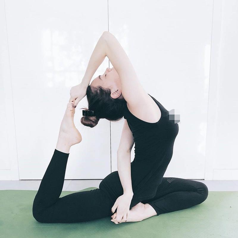 Tập Yoga và thả rông là một điều hết sức bình thường, nhưng Hồ Ngọc Hà đăng tải bức ảnh lên mạng xã hội, nên người hâm mộ phát hiện ra được điểm nhạy cảm của cô. 
