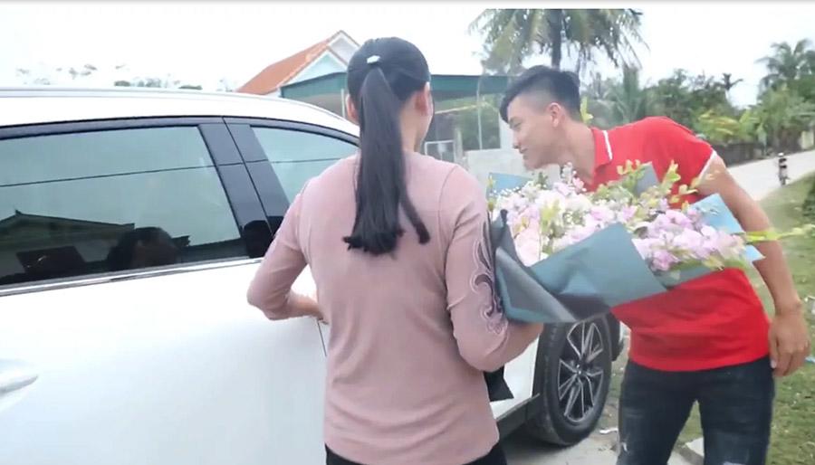 Cầu thủ điển trai Phan Văn Đức tậu xế hộp tiền tỷ khiến mẹ đẻ vỡ òa xúc động - 1