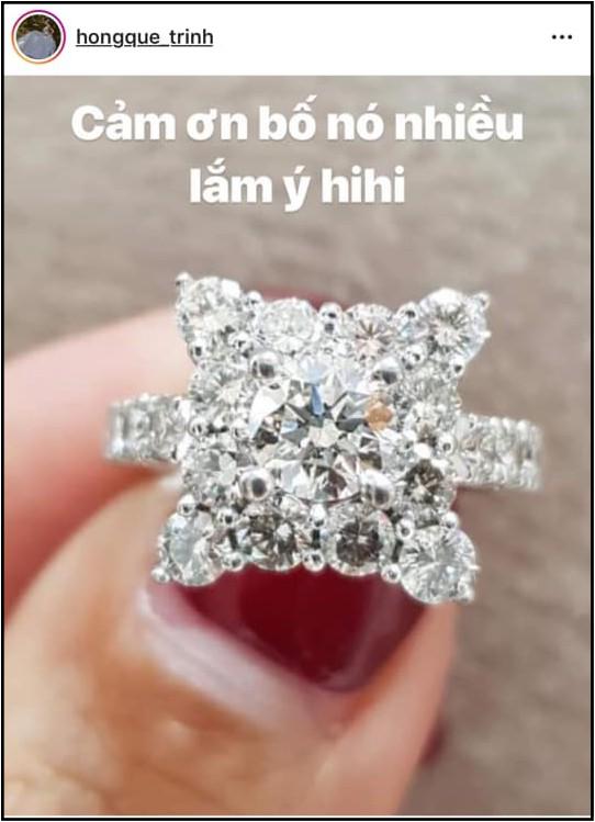 Khoe được tặng nhẫn kim cương đắt giá, Hồng Quế đã quay lại với bố của con gái? - 1