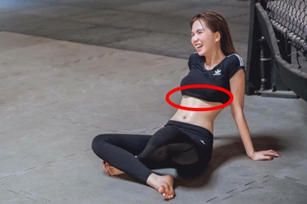 Mang danh là nữ hoàng nội y, nhưng Ngọc Trinh nhiều lần lộ áo lót, quần độn mông phản cảm - 3