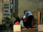 Tin tức - Chuyện lạ lùng "người vô gia cư" đi xe máy, ô tô, ở nhà tầng