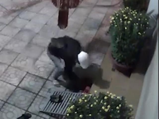 Lạ lùng tên trộm đi rình mò rồi chỉ chôm một đôi dép và tẩu thoát cực nhanh