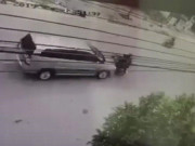 Clip Eva - Phóng xe tốc độ cao, hai thanh niên bị ô tô tông văng hàng chục mét