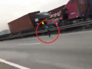 Clip Eva - Khoảnh khắc tài xế thoát khỏi cabin trước khi 2 xe container đấu đầu