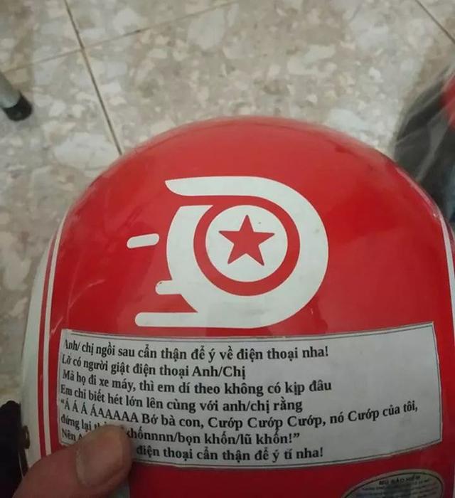 manh giay dan sau mu bao hiem cua tai xe xe om khien dan mang tram tro, thich thu - 1