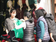 Tin tức - Hà Nội: Quần áo bán lỗ bán tháo trước Tết, nghìn người chen lấn nhau mua bằng được