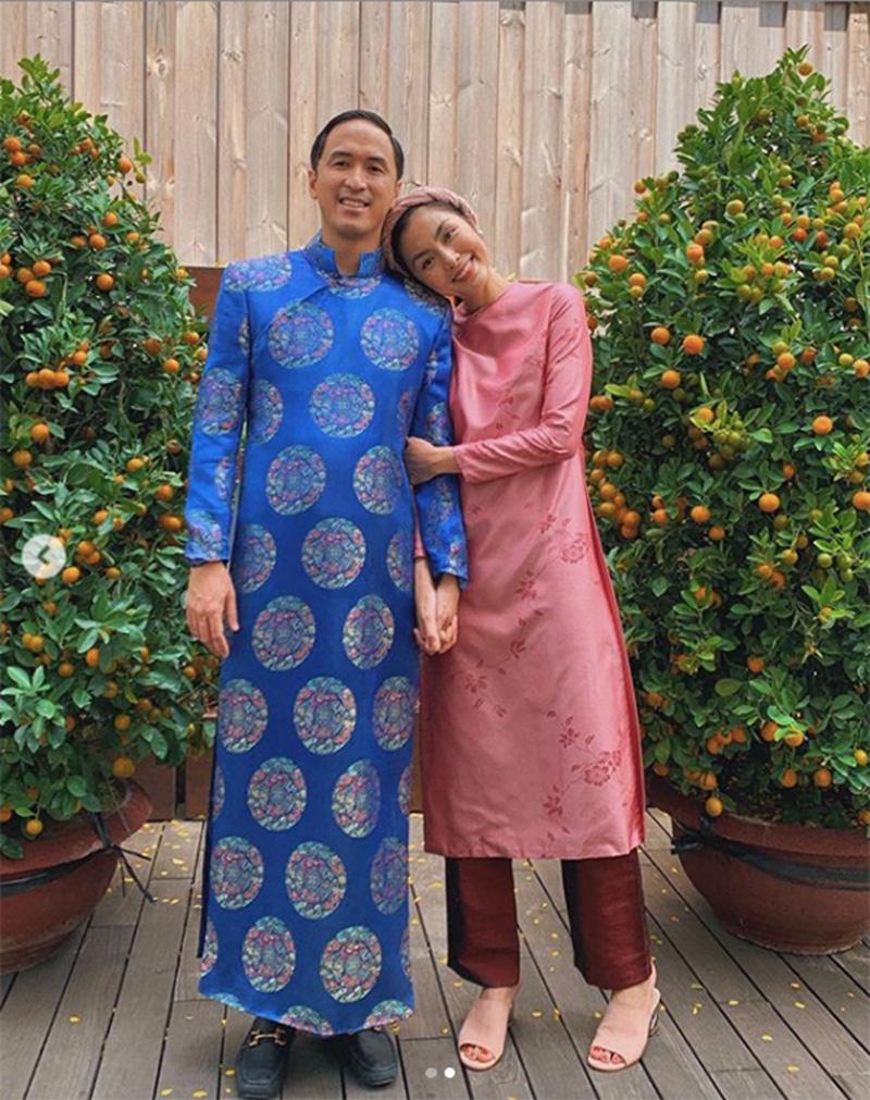 Trong khi đó, ông xã cô - doanh nhân Louis Nguyễn - vẫn trung thành với bộ áo dài màu xanh in hoạ tiết như những năm trước. Vợ chồng Tăng Thanh Hà - Louis Nguyễn rất thích diện tà áo dài trong dịp đầu năm. 
