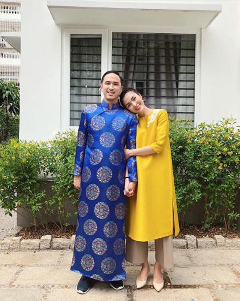 Theo đó, thiết kế áo dài màu xanh chất liệu gấm in hoạ tiết truyền thống của cung đình xưa, được doanh nhân đình đám khoác lên mình 2 năm liên tiếp. 
