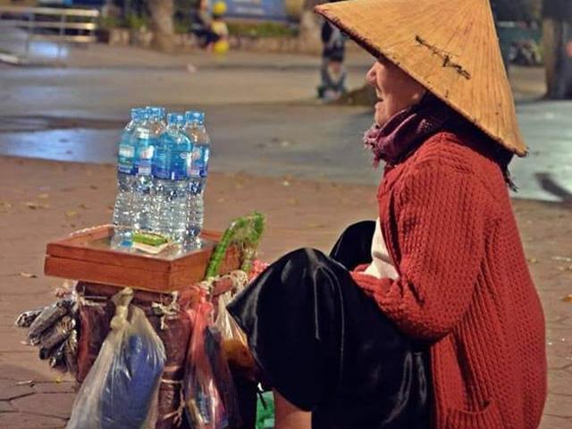 Cụ già bán hàng rong trên con phố vắng đêm giao thừa khiến ai ngang qua cũng lặng người