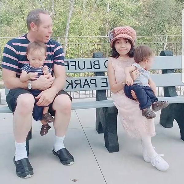 Mẹ Việt tí hon 27kg sinh đôi cho chồng Mỹ cao lớn: “Ở đây không có không khí Tết” - ảnh 9