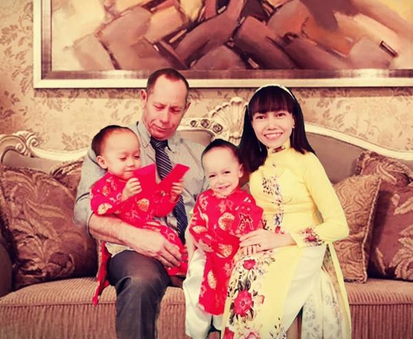 Mẹ Việt tí hon 27kg sinh đôi cho chồng Mỹ cao lớn: “Ở đây không có không khí Tết” - ảnh 3