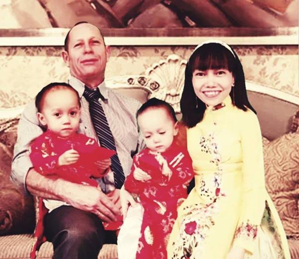 Mẹ Việt tí hon 27kg sinh đôi cho chồng Mỹ cao lớn: “Ở đây không có không khí Tết” - ảnh 12