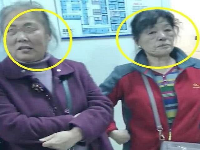 Hai người chờ ngoài phòng sinh, dân mạng liếc mắt biết ngay ai mẹ chồng, ai mẹ đẻ