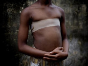 Tin tức - Nơi các bé gái bị là phẳng ngực từ nhỏ để tránh sự nhòm ngó của 'yêu râu xanh'