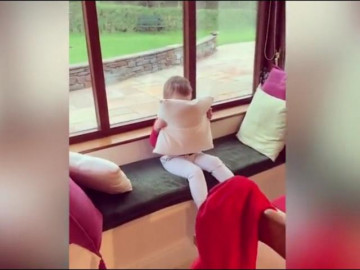 Cậu bé chơi trốn tìm cùng bố và cách ẩn nấp khiến ai cũng phì cười