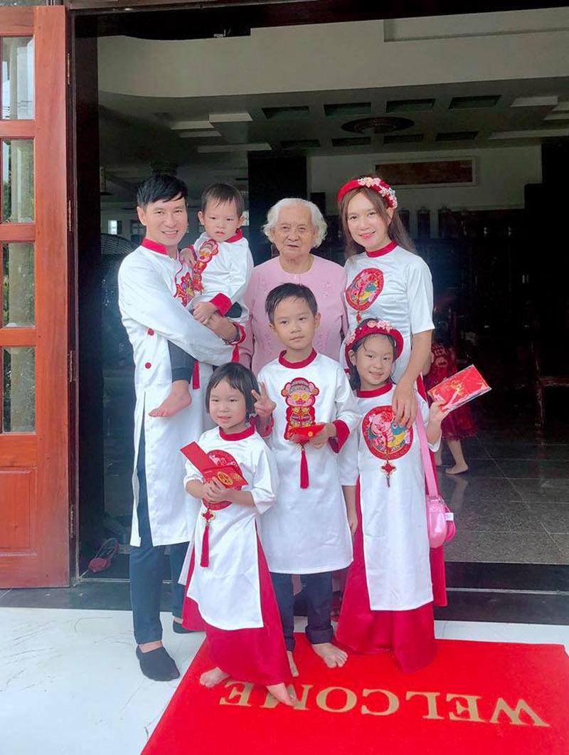 Tiếp theo là áo dài trắng họ tiết đỏ nền nã, sang trọng và nhìn tổng thể vô cùng nổi bật mỗi khi cả gia đình cùng nhau đi chúc tết. 
