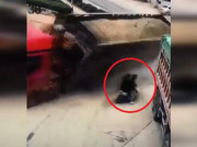 Clip Eva - Xe tải lật giữa đường, 2 người đi xe máy thoát chết kỳ diệu