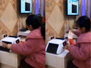 Tin tức - Bé gái phải dùng máy đếm tiền để tính tiền lì xì, cư dân mạng tranh cãi gay gắt