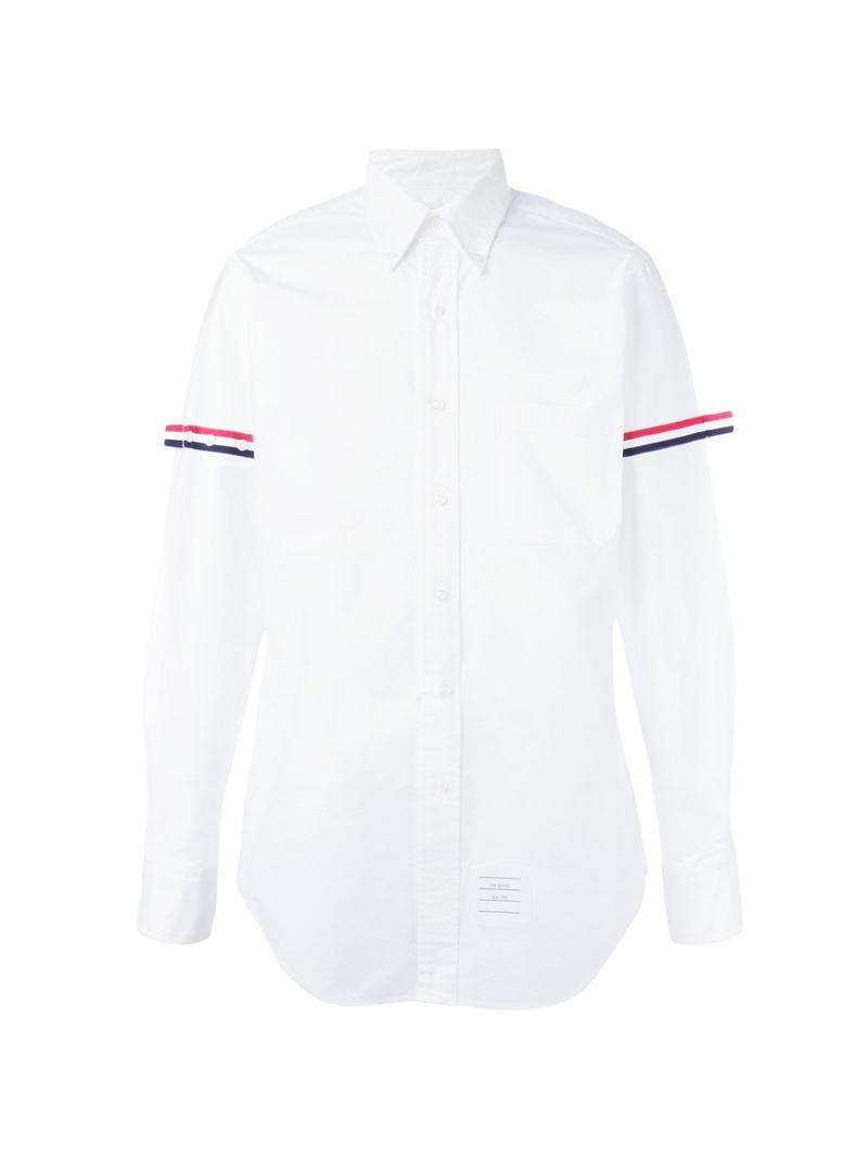Chiếc áo sơ mi trắng với hai đường kẻ sọc bắt mắt nhưng tinh tế này là một trong những hot item trên toàn thế giới của thương hiệu thời trang Thom Browne. Chẳng trách nhiều người đụng độ thời trang cả thật lẫn giả như thế này. 
