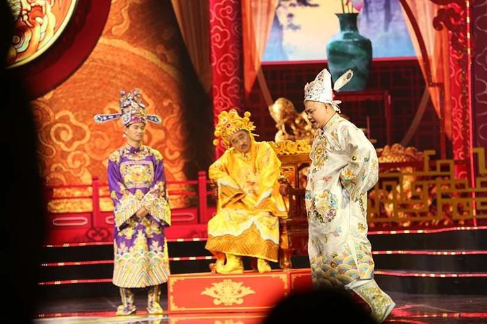 Lên chầu oai nghiêm, không ngờ ngoài đời, Táo Giao thông Tự Long rất khéo nấu ăn chiều vợ hai - 1