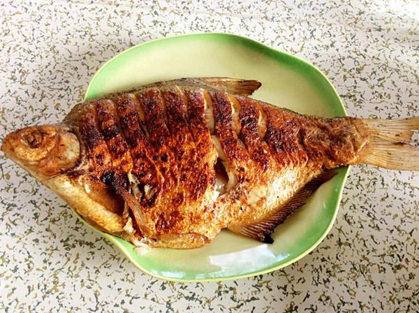 Rán cá đừng cho ngay vào chảo, cần làm 2 điều này cá luôn vàng giòn, không vỡ da - 4