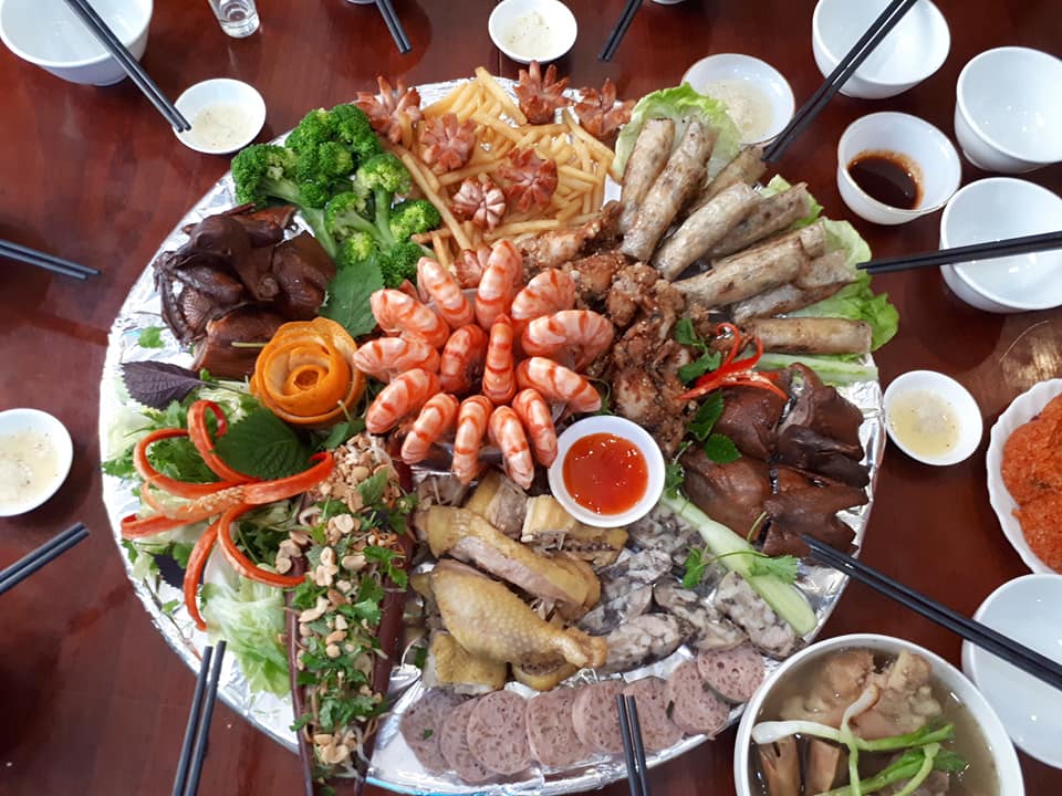 Gái xinh thay mẹ vào bếp nấu amp;#39;nhoay nhoáyamp;#39; cỗ, sáng tạo bày lên mâm tiết kiệm công rửa bát - 2