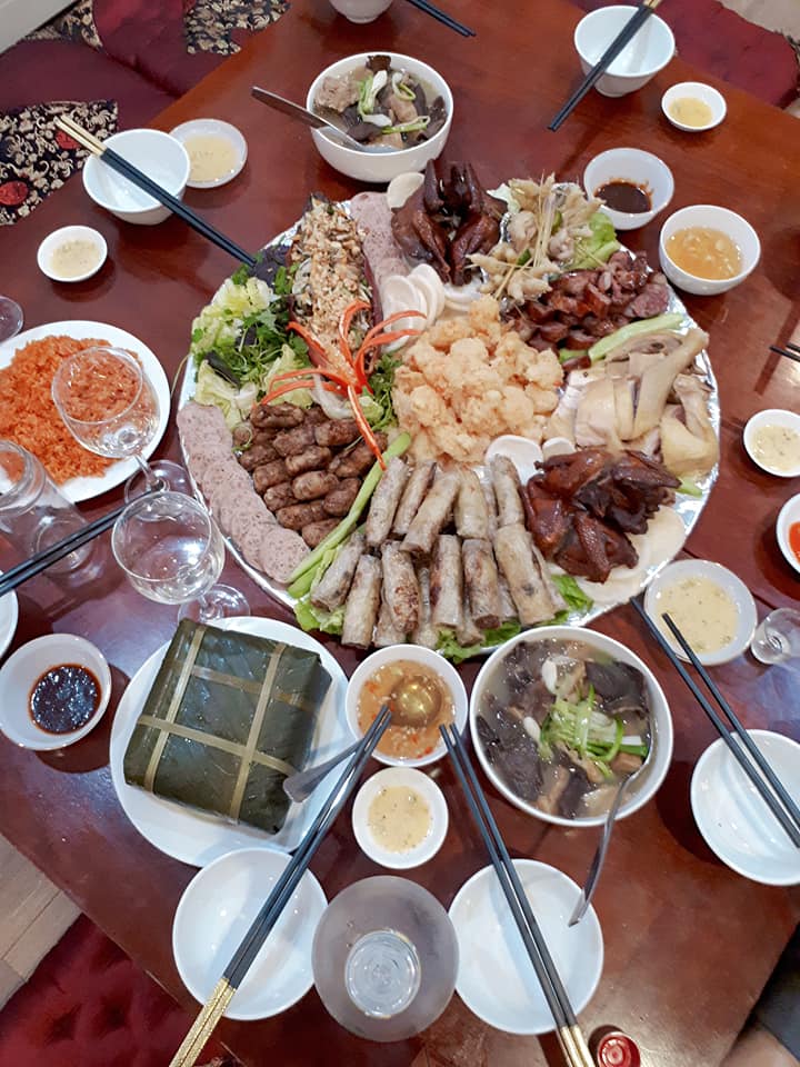 Gái xinh thay mẹ vào bếp nấu amp;#39;nhoay nhoáyamp;#39; cỗ, sáng tạo bày lên mâm tiết kiệm công rửa bát - 3