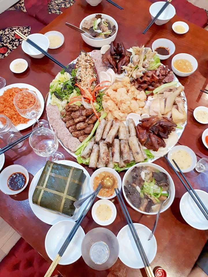 Gái xinh thay mẹ vào bếp nấu amp;#39;nhoay nhoáyamp;#39; cỗ, sáng tạo bày lên mâm tiết kiệm công rửa bát - 4