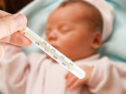 Sức khỏe - Trẻ hay bị sốt khi thời tiết nóng lạnh thất thường: Trường hợp nào cần đưa ngay đến viện