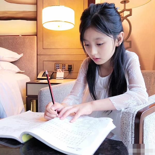 Tiểu mỹ nhân 9 tuổi khiến con trai đại gia BĐS giàu nhất Châu Á cũng phải chú ý - 4