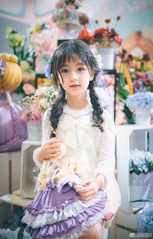 Tiểu mỹ nhân 9 tuổi khiến con trai đại gia BĐS giàu nhất Châu Á cũng phải chú ý - 1