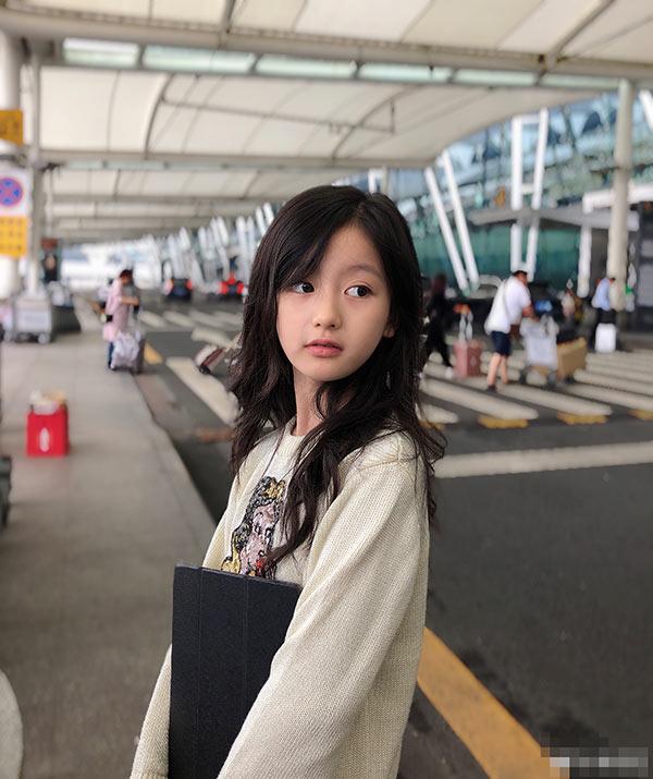 Tiểu mỹ nhân 9 tuổi khiến con trai đại gia BĐS giàu nhất Châu Á cũng phải chú ý - 3