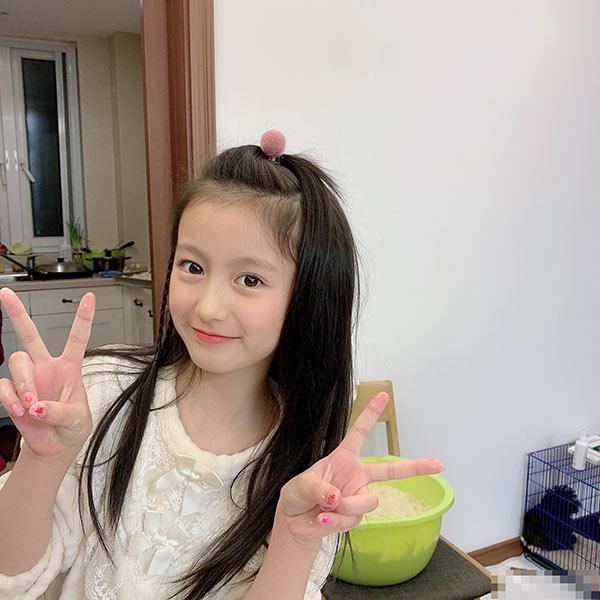 Tiểu mỹ nhân 9 tuổi khiến con trai đại gia BĐS giàu nhất Châu Á cũng phải chú ý - 9