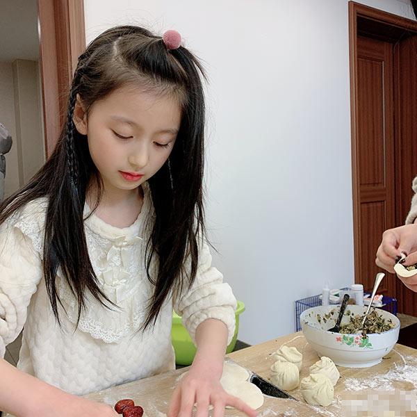 Tiểu mỹ nhân 9 tuổi khiến con trai đại gia BĐS giàu nhất Châu Á cũng phải chú ý - 10