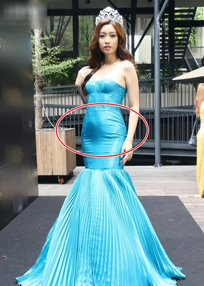 Chiếc váy đuôi cá bó sát khiến Đỗ Mỹ Linh mất điểm khi để lộ bụng to quá đà.
