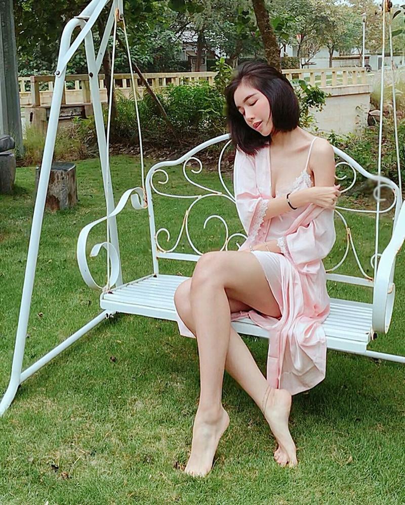Elly Trần cũng sử dụng đồ lụa mỏng manh nhưng là váy hai dây kèm áo choàng sang chảnh, ngọt ngào với tông màu hồng thạch anh. 
