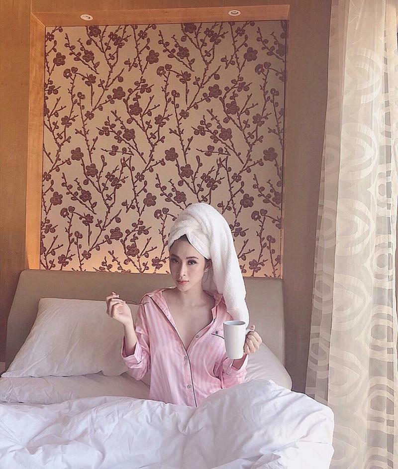 Angela Phương Trinh ở nhà vẫn rất xinh đẹp với đồ pyjama màu hồng ngọt ngào của nhà mốt Victoria’s Secret. Cô còn khéo léo choàng khăn tắm để tạo nên sự sang chảnh đúng chuẩn tiểu thư. 
