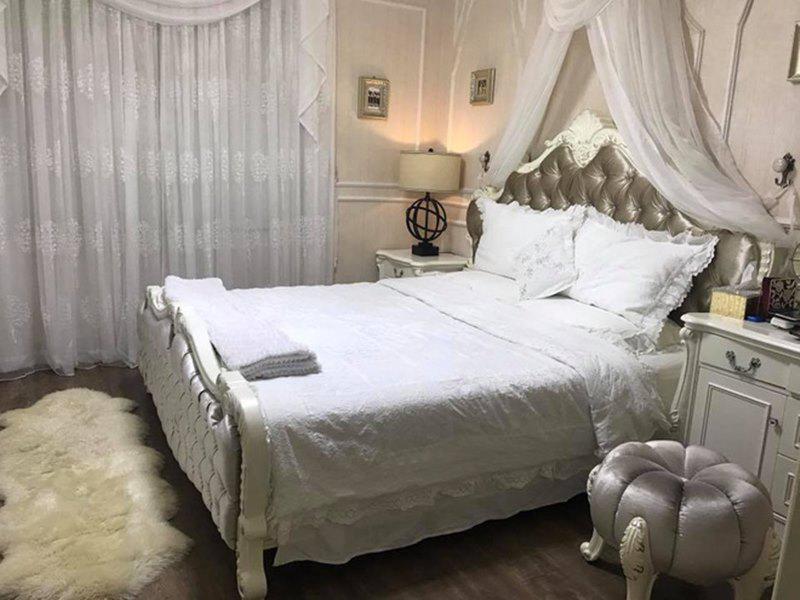 Phòng ngủ của Quế Vân được thiết kế với phong cách hoàng gia. Gam màu trắng tạo cảm giác nhẹ nhàng bay bổng và lãng mạn.
