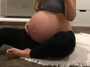 Bà bầu - Bụng bầu to khổng lồ, mẹ khóc nấc khi bị hỏi: "Chửa cả con ngựa à?"