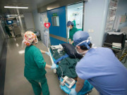 Bà bầu - Mẹ bầu 33 tuần nhập viện, bác sĩ hốt hoảng khi thấy bàn tay nhỏ thập thò ở "vùng kín"