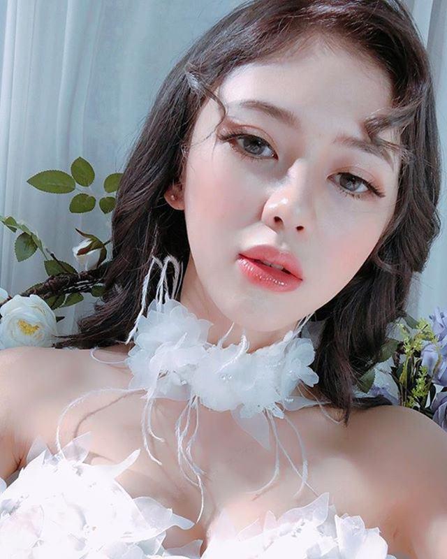 Nhan sắc “tình mới” của Trịnh Thăng Bình gây chú ý vì quá nóng bỏng, hơn hẳn người cũ - 15