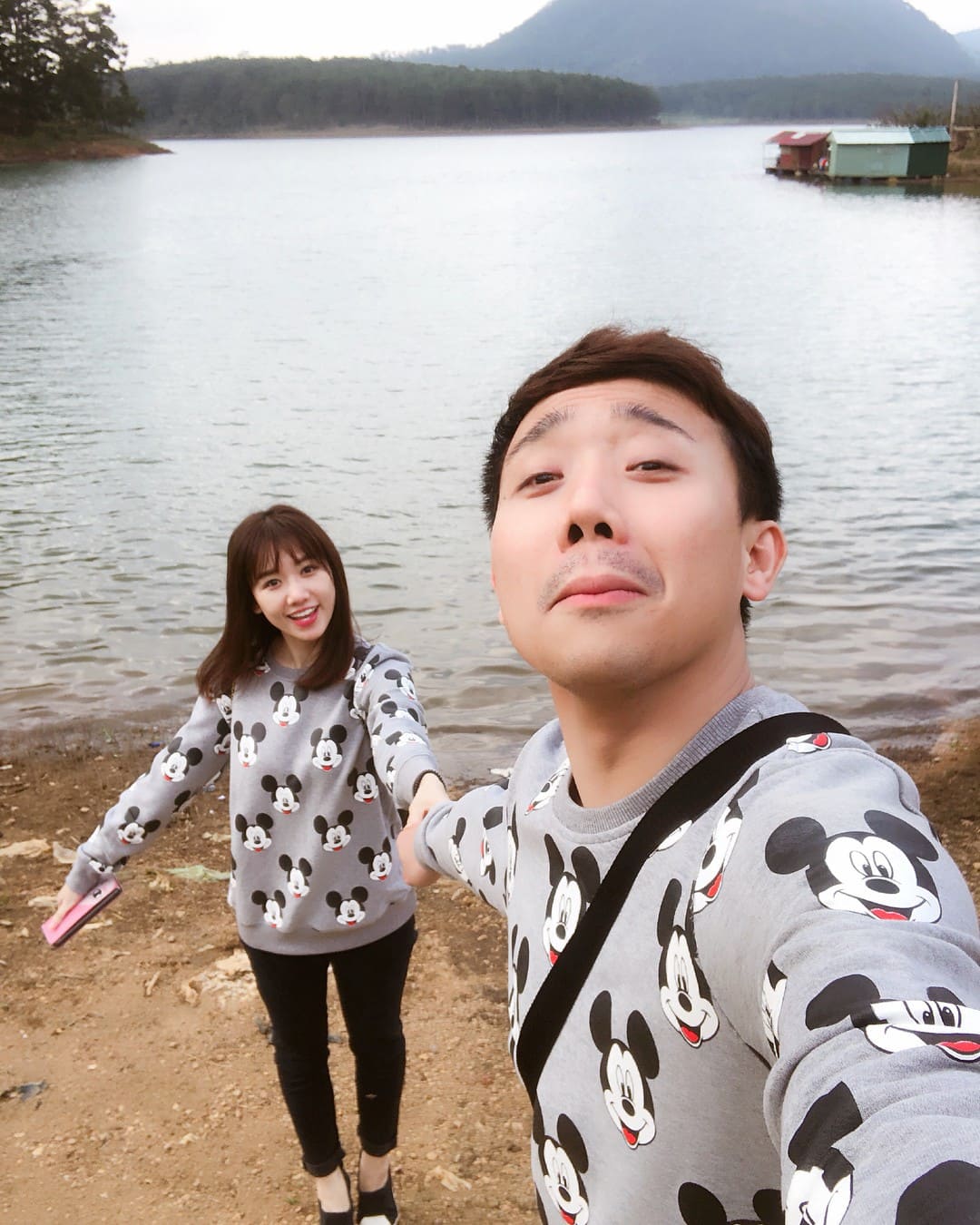 Muốn đánh dấu amp;#34;chủ quyềnamp;#34; dịp Valentine, học ngay phong cách diện đồ đôi của 3 cặp đôi vàng showbiz - 10