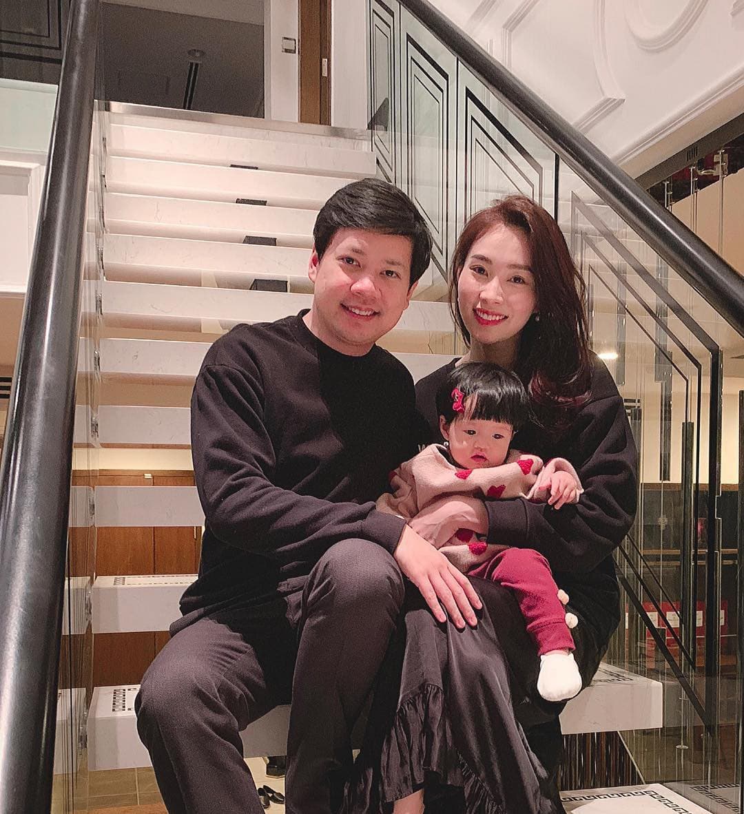 Muốn đánh dấu amp;#34;chủ quyềnamp;#34; dịp Valentine, học ngay phong cách diện đồ đôi của 3 cặp đôi vàng showbiz - 6