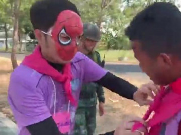 Xuân Trường bất ngờ hóa thân thành người nhện khiến fan cười nghiêng ngả