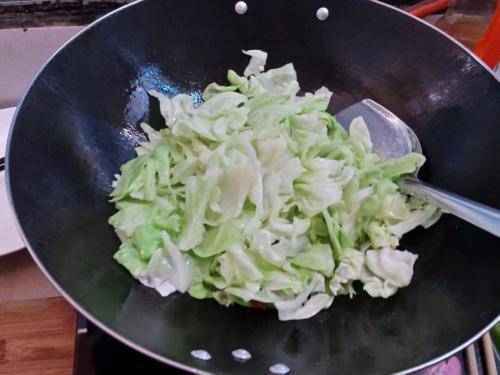 xao bap cai, them mot muong nay vao, rau gion ngon nhu nha hang ai cung kinh ngac - 2