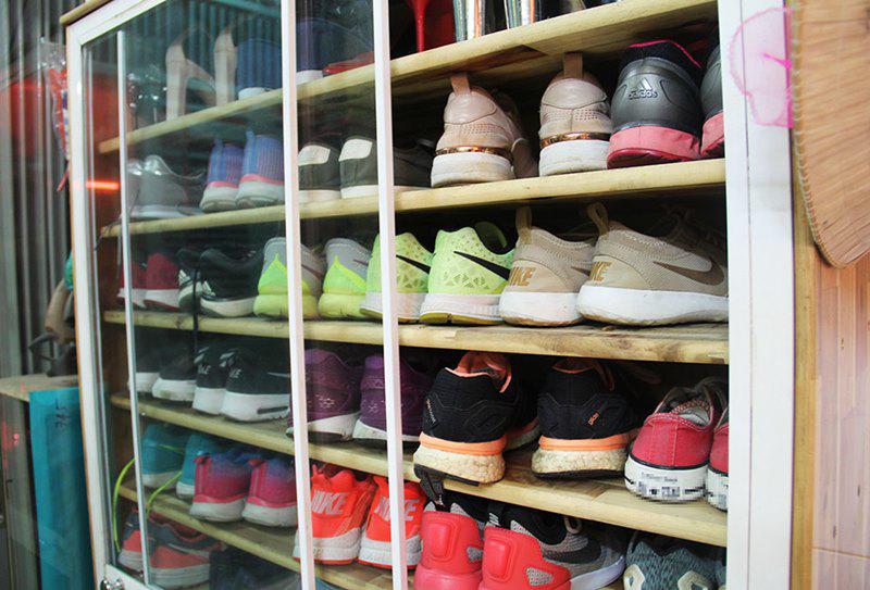 Đặc biệt, nhìn tủ đồ toàn giày thể thao của các hãng nổi tiếng được “chất” đầy ở lối ra vào này cũng khiến người ta “đỏ mắt” ghen tị.
