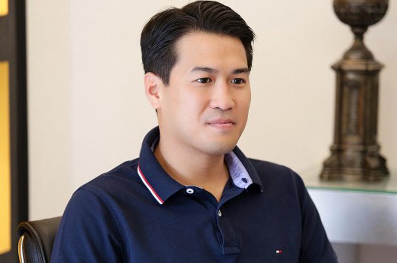 Sinh ra và lớn lên tại Mỹ, Phillip Nguyễn được ông Johnathan Hạnh Nguyễn định hướng trở thành một doanh nhân để quản lý việc kinh doanh của gia đình.
