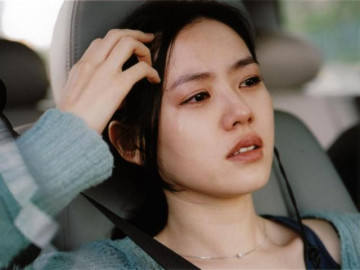 Sững sờ bắt gặp chồng ôm người yêu cũ vào khách sạn, dù đã từng bị đá phũ phàng